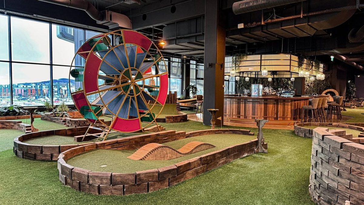 DSTRCT mini golf